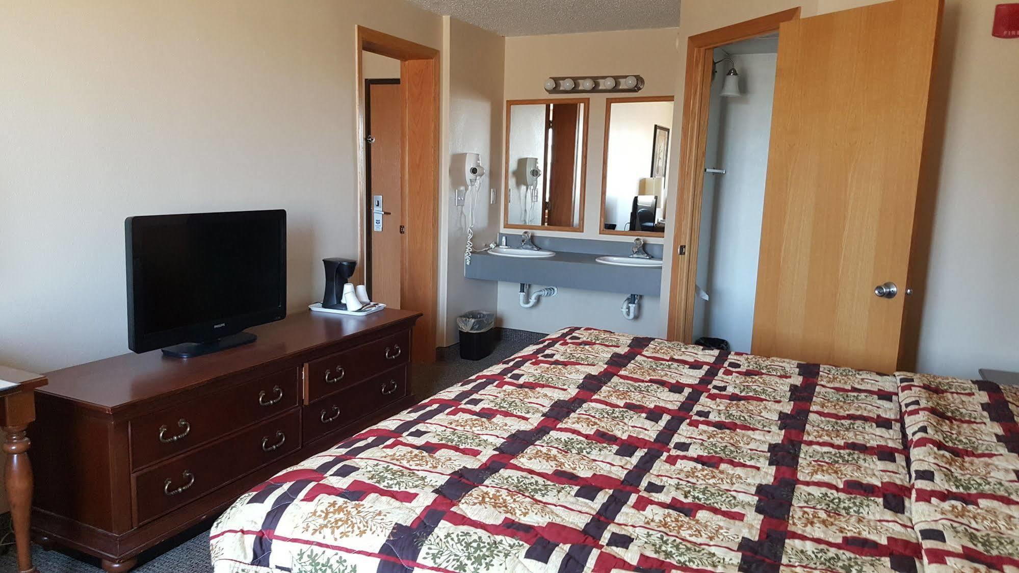 Knights Inn And Suites - Grand Forks Kültér fotó